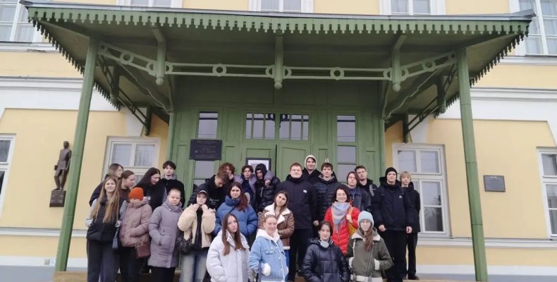 Обучающиеся посетили музей‑гимназию им. А.П. Чехова, чтобы окунуться в атмосферу творчества великого писателя.