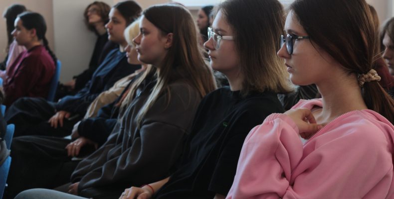 Традиционные дебаты обучающихся: батл юристов и экономистов